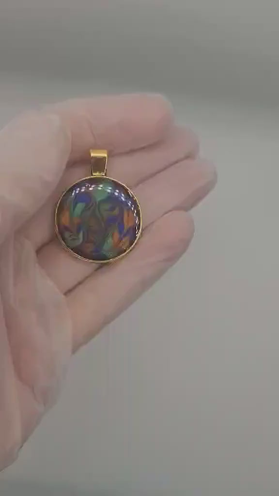 Real video with product. Gold steel round with art resin in cabochon